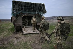 Kas vyksta? Rusai mūšio lauke pasirodė su amerikietišku šarvuočiu