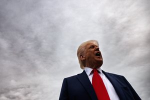 D. Trumpas ir vėl kursto nerimą: auksas gerina rekordus, į Volstritą sugrįžo panika