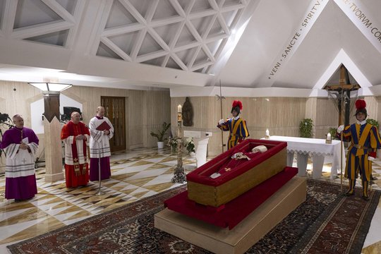 Aiškėja lyderių sąrašas, kas dalyvaus popiežiaus Pranciškaus laidotuvėse