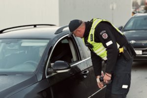Mažeikiuose vairuotojų patikrai policija pasitelkė ir pasieniečius