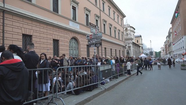 Eilės tikinčiųjų laukia atsisveikinimo su popiežiumi Pranciškumi: „Jis – tarsi šeimos narys“