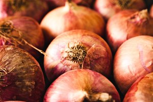 Svogūnai kaip iš reklamos? Net pirmokai daržininkai gali užsiauginti: 4 dalykai