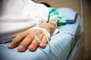 Įspėja apie gresiančią dar vieną sveikatos krizę: senovinė žudikė sparčiai tampa atspari vaistams