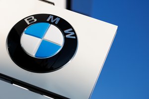 LAT nepasigailėjo „kelių erelio“ BMW automobiliu blokavusio įėjimą į prekybos centrą – teks atsisveikinti su vairuotojo pažymėjimu