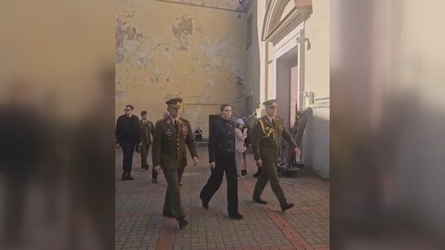 Paskutinis „sudie“: pagerbti Ukrainoje žuvusio T. Valentėlio atvyko D. Šakalienė ir R. Vaikšnoras