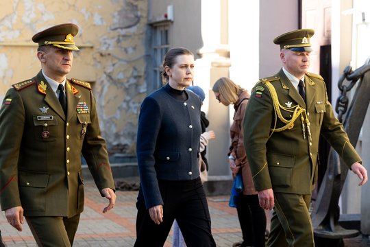 Paskutinis „sudie“: pagerbti Ukrainoje žuvusio T. Valentėlio atvyko D. Šakalienė ir R. Vaikšnoras