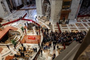 Paskutinę pagarbą popiežiui Pranciškui jau atidavė dešimtys tūkstančių žmonių