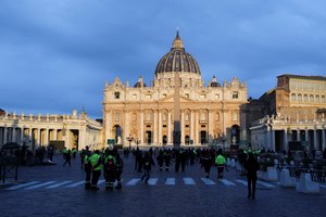 Vatikanas dėl popiežiaus mirties paskelbė devynių dienų gedulą, prasidėsiantį nuo šeštadienio