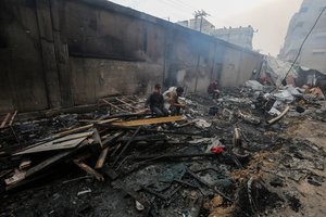 Palestiniečiai praneša, kad per Izraelio antskrydį prieglaudoje Gazos mieste žuvo 10 žmonių