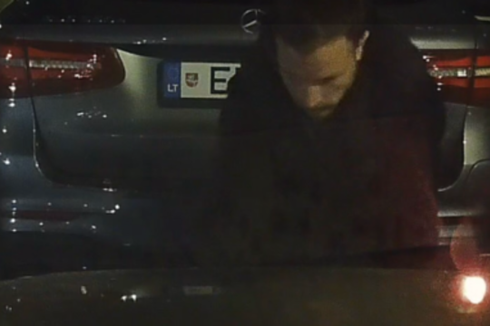 Kaune, prie vagišiaus nuniokoto atotomobilio, vaizdo kamera užfiksavo įtartiną vyrą