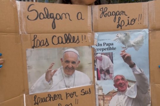Argentinos pensininkai stojo prieš taupymo reformas: pasitelkė popiežiaus žinią