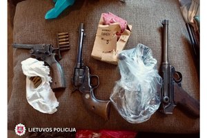 Telšiškio namuose kriminalistai rado ginklų, šaudmenų ir sprogmenų arsenalą – vyras netrukus stos prieš teismą