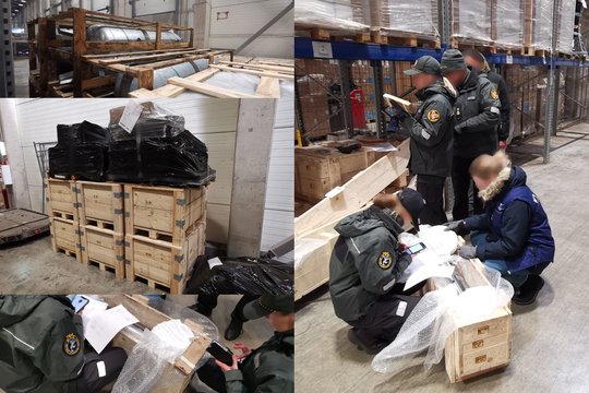 Logistikos įmonę ir jos darbuotojų namus krėtė kriminalistai: sulaikė dideles pinigų sumas, ginklus ir du vilkikus įtartinų prekių