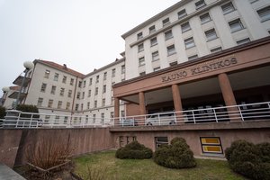 Įvažiavimas į Kauno klinikas gali trukti ilgiau nei įprastai – riboja eismą greta esančioje gatvėje