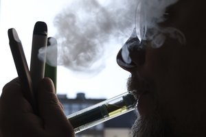 Premjeras nesutinka su siūlymu mažinti akcizą el. cigarečių skysčiams