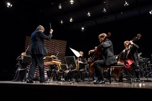 „Grammy“ laimėtojai „Sinfonietta Rīga“ ir smuiko virtuozas Daniil Bulayev Vilniuje surengs koncertą 