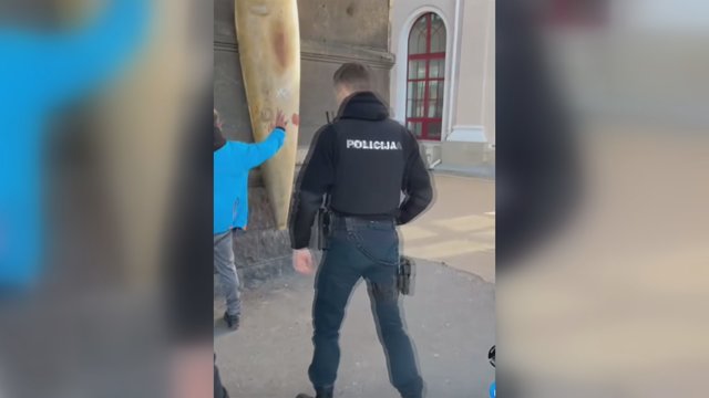 Plinta žmones piktinantis įrašas: užfiksavo, kaip policijos pareigūnas sulaikė įtariamąjį