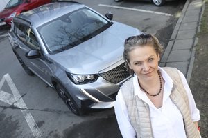 Elektromobilį įsigijusią režisierę E. Kabaraitę prajuokino tėtis – pasakė, kad mašina brokuota, nes neturi duslintuvo