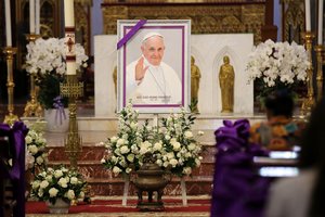 Vatikanas skelbia, kad pagarbą popiežiui Pranciškui jau atidavė 150 000 žmonių