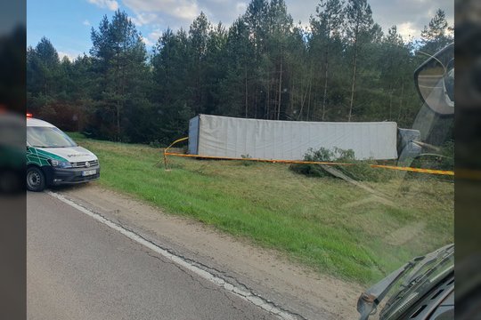 Vilniaus ir Šalčininkų rajonuose kone tuo pat metu apsivertė vilkikas ir lengvasis automobilis – žmonės liko sveiki
