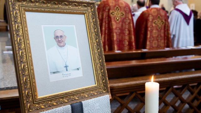 Popiežiaus atminimą mišiose pagerbę vilniečiai: „Patikėkite, jis buvo labai mylintis“
