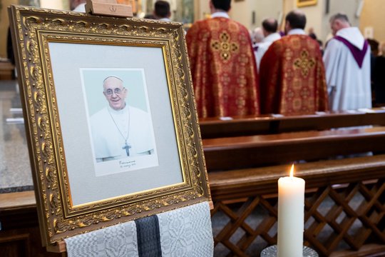 Popiežiaus atminimą mišiose pagerbę vilniečiai: „Patikėkite, jis buvo labai mylintis“
