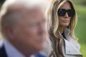 „Užsiėmęs“ D. Trumpas Melanijai gimtadienio vakarienę surengs prezidento lėktuve