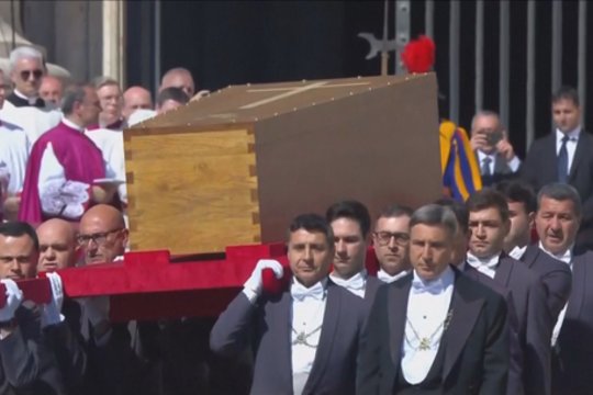Popiežius Pranciškus išlydimas į paskutinę kelionę: išneštas karstas į Šv. Petro aikštę
