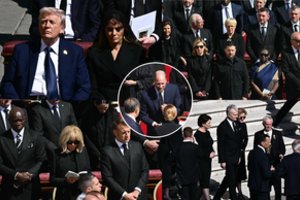 Kai kalba ne žodžiai: pirmosios ponios su popiežiumi atsisveikino be blizgesio