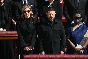 Popiežiaus Pranciškaus laidotuvėse akys krypo į neįprastai vilkintį V. Zelenskį