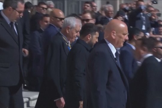 Į popiežiaus laidotuvių ceremoniją atvykęs V. Zelenskis pasitiktas plojimais