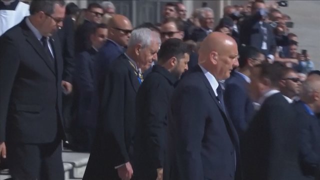 Į popiežiaus laidotuvių ceremoniją atvykęs V. Zelenskis pasitiktas plojimais