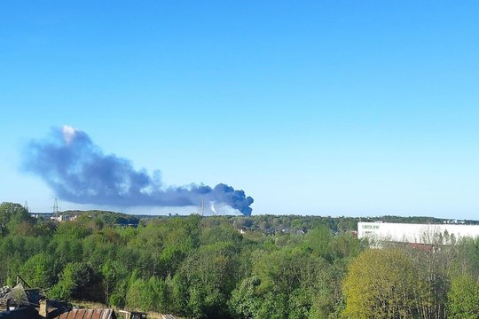 Vaizdai iš gaisro Vilniuje: užsiliepsnojo atliekų perdirbimo įmonė