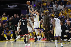 Simbolinę ribą pasiekęs S. Curry vedė „Warriors“ į pergalę