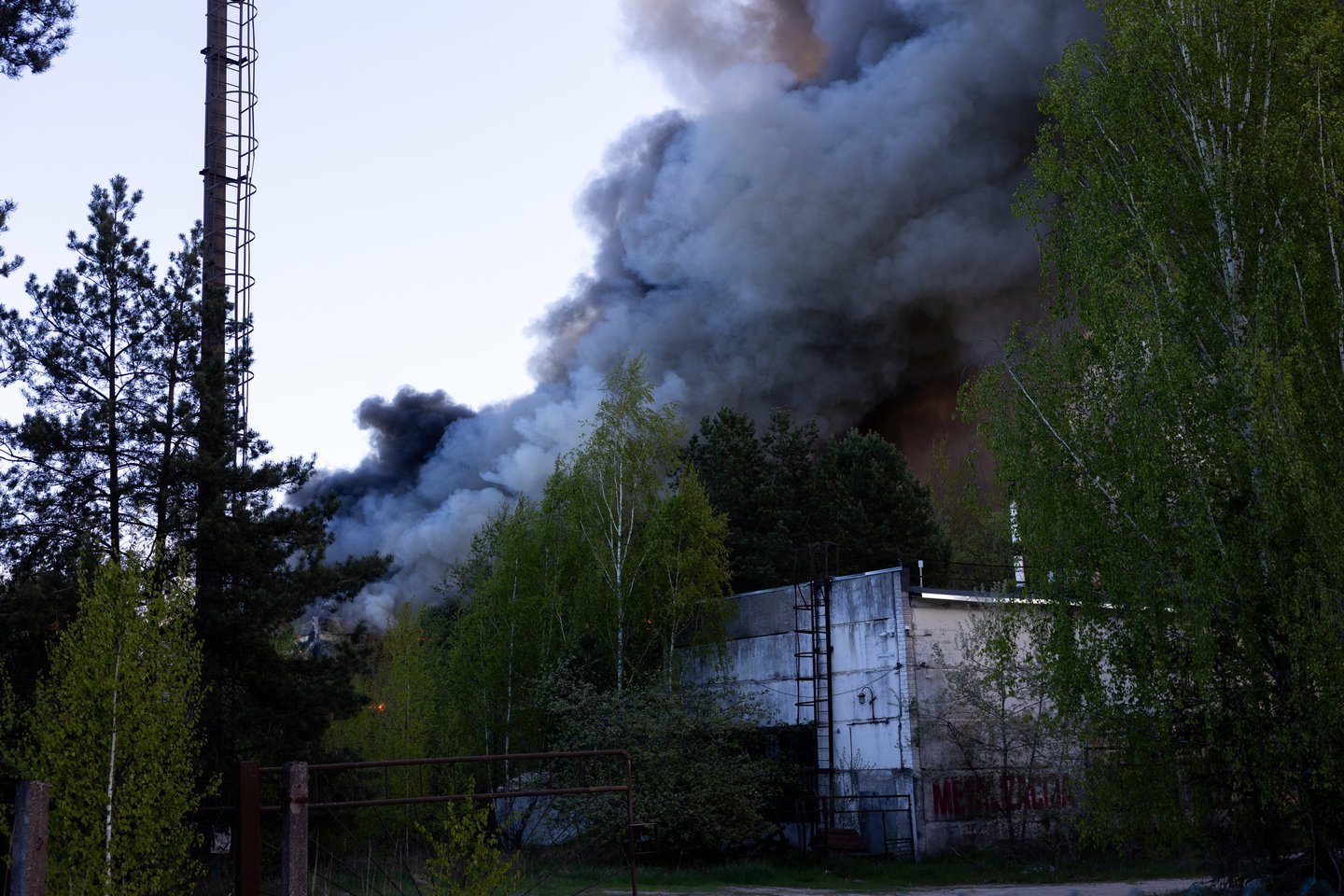 Atliekų rūšiavimo įmonėje kilo didelis gaisras.<br> T.Bauro nuotr.