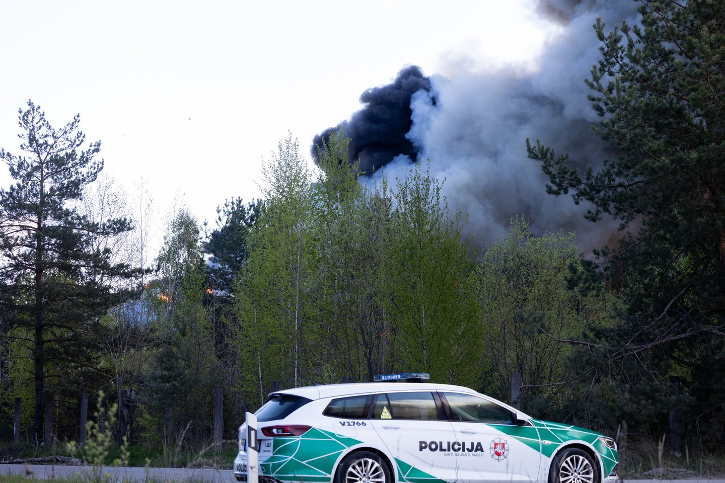 Atliekų rūšiavimo įmonėje kilo didelis gaisras.<br> T.Bauro nuotr.