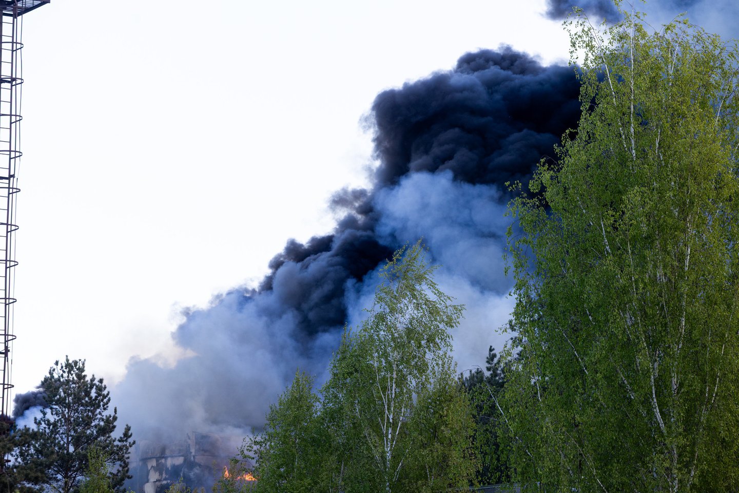 Atliekų rūšiavimo įmonėje kilo didelis gaisras.<br> T.Bauro nuotr.