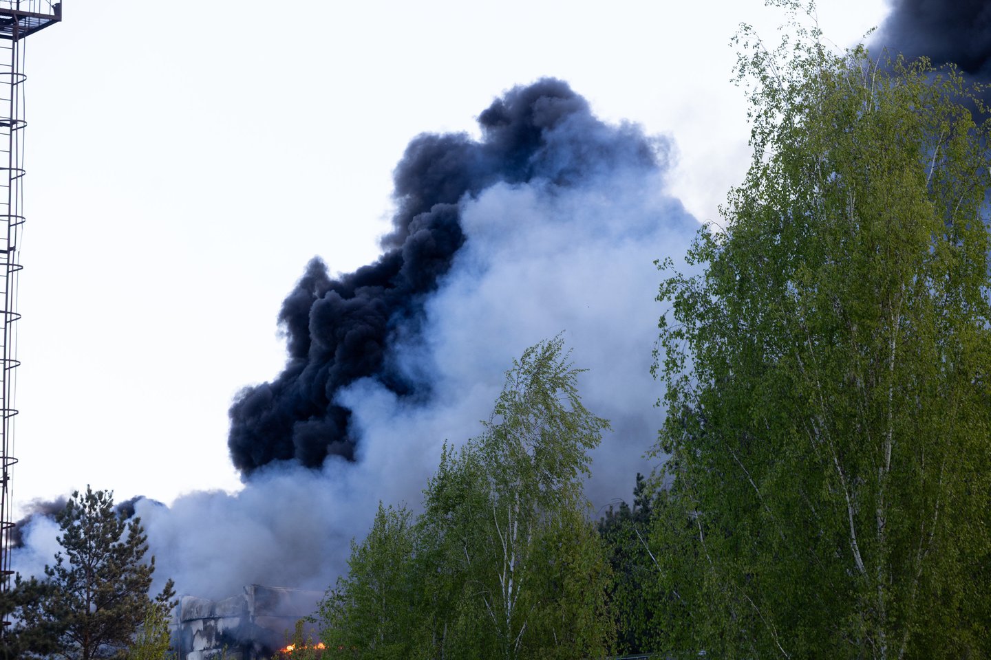 Atliekų rūšiavimo įmonėje kilo didelis gaisras.<br> T.Bauro nuotr.