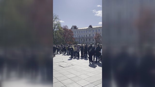 Proteste – šalia peticijos nusidriekė milžiniška eilė: laukia, kada galės pasirašyti prieš NT mokestį