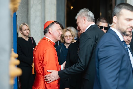 Lydimi pontifiko patikėtinio kardinolo R. Makricko, Nausėdos aplankė popiežiaus Pranciškaus kapą