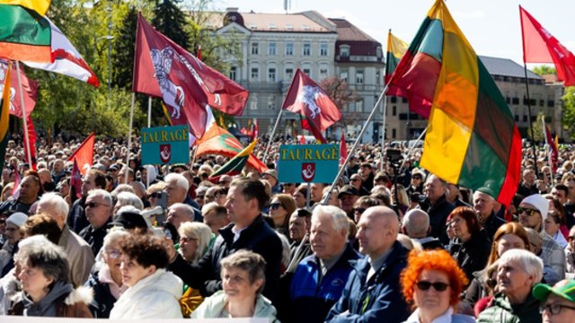 Proteste – šalia peticijos nusidriekė milžiniška eilė: laukia, kada galės pasirašyti prieš NT mokestį