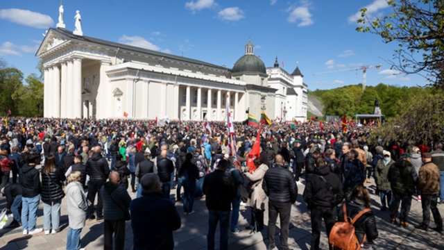 Vaizdai iš Katedros aikštės: prasidėjo protestas prieš planuojamą NT mokestį