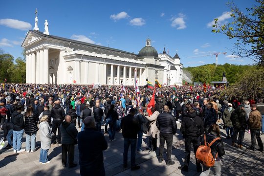Vaizdai iš Katedros aikštės: prasidėjo protestas prieš planuojamą NT mokestį