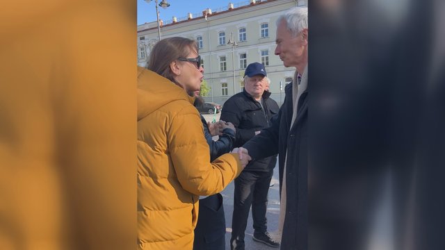 Proteste prieš NT – eilės ir prie Eduardo Vaitkaus: sutiko kaip pasaulinę žvaigždę, prašė nusifotografuoti