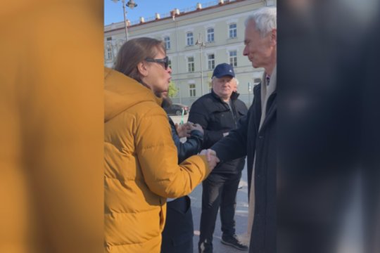 Proteste prieš NT mokestį – eilės ir prie Eduardo Vaitkaus: sutiko kaip pasaulinę žvaigždę, prašė nusifotografuoti