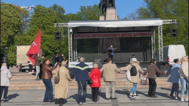 Vieniems protestuotojams paliekant Katedros aikštę, kiti užkūrė vakarėlį: demonstravo šokius