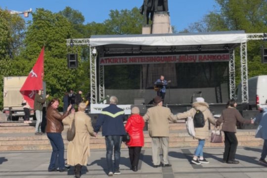 Vieniems protestuotojams paliekant Katedros aikštę, kiti užkūrė vakarėlį: demonstravo šokius