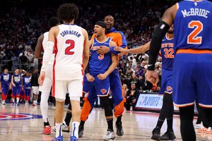 Teisėjų švilpukams tylėjus lemiamu metu „Knicks“ išsiveža dar vieną pergalę iš Detroito