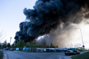 Didžiulis gaisras Vilniuje: darbai vyko per naktį ir tęsiasi, pradėtas ikiteisminis tyrimas