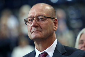 Ledais rinkėjus vaišinęs ir agurkėliais viliojęs V. Uspaskichas kritikuoja VRK sprendimus